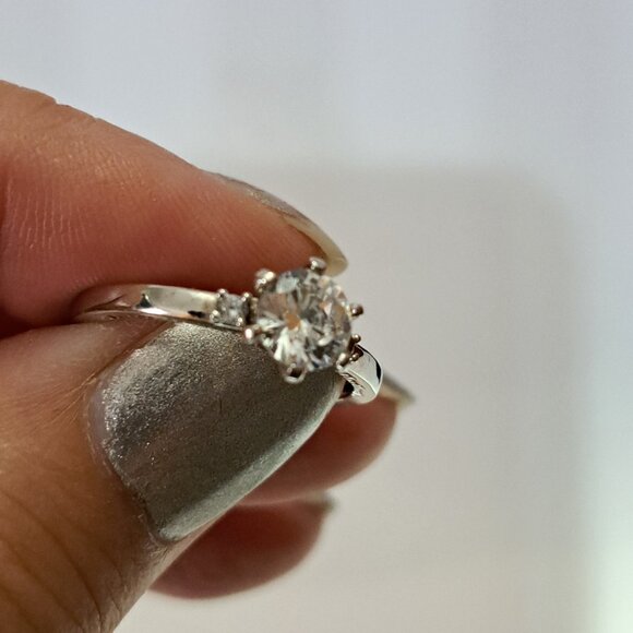 Stunning Ring with Solitaire Zirconia in Diamond Look - Picture 4 of 7